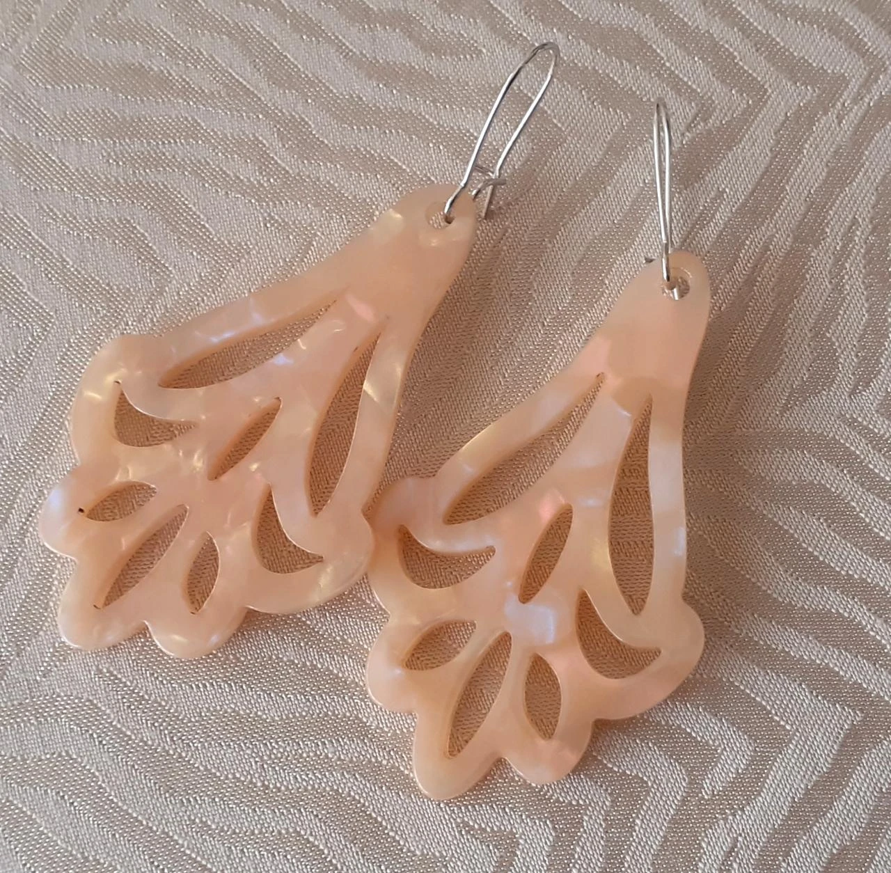pendientes colgantes ornamento en resina con efecto ópalo – photo 3